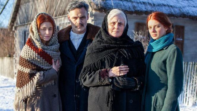 Stulecie Winnych 2 sezon. Stanisław (Jan Wieczorkowski), Bronisława (Kinga Preis), Ania (Weronika Humaj), Mania (Karolina Bacia)