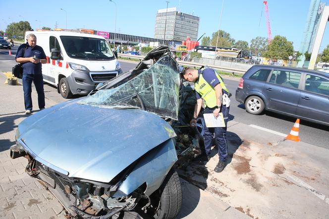 Wypadek w Alejach Jerozolimskich. Samochód uderzył w autobus. Kierowca osobówki nie żyje