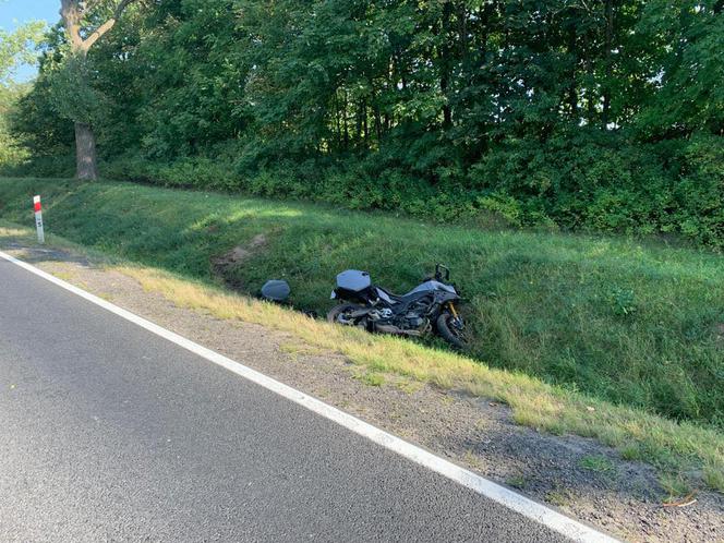 Wypadek pod Gnieznem. Motocyklista reanimowany na drodze