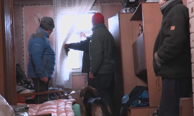 Rolnicy. Podlasie. Uszkodzone okno w domu Gienka i Andrzeja z Plutycz. Walek przybył na pomoc