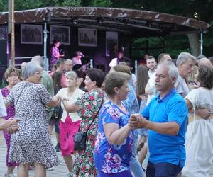 Sielanka na parkiecie w Muzeum Wsi Lubelskiej pod gołym niebem! Za nami kolejna potańcówka w rytmie miejskiego folkloru z Warszawy i Lwowa