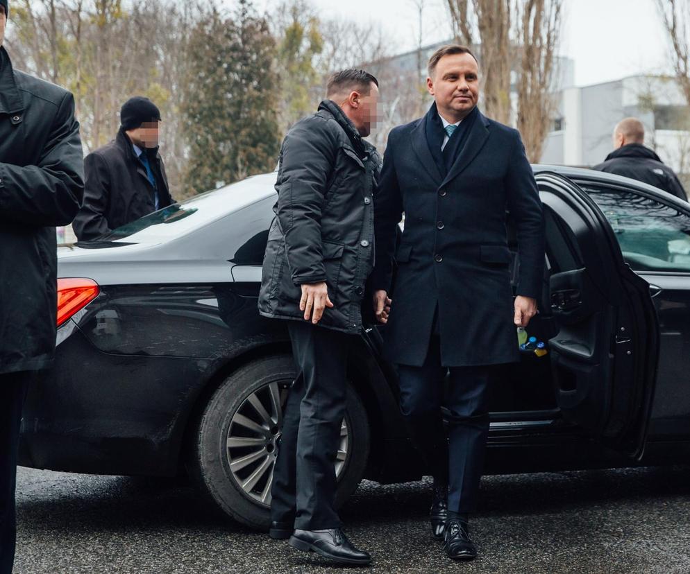 Andrzej Duda śledzony! Lokalizator pod prezydenckim samochodem, który wrócił z Ukrainy. 