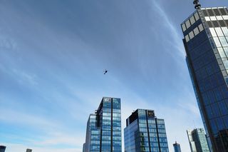 Blackhawk latał nad Warszawą. Zawisł nad najwyższym wieżowcem