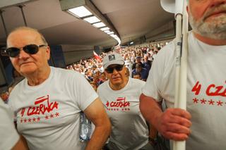 Takich tłumów w warszawskim metrze jeszcze nie było. Ledwo mieścili się na peronach!