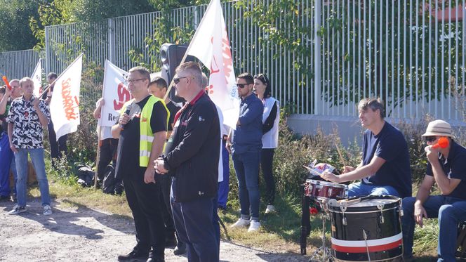 Pikieta pracowników Beko. Pracę straci 1100 osób. „Czujemy się oszukani i sfrustrowani”