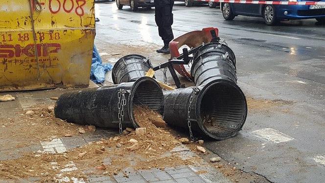 Wypadek na Garbarach – zsyp budowlany spadł na kobietę idącą chodnikiem