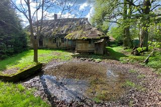 Zabytkowa chałupa powstała jeszcze za cesarza Franciszka Józefa. Drogowcy musieli ją przenieść w inne miejsce