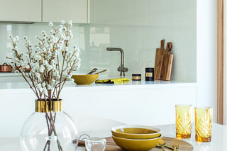 Nowoczesna biała kuchnia. Styl minimalistyczny i drewno