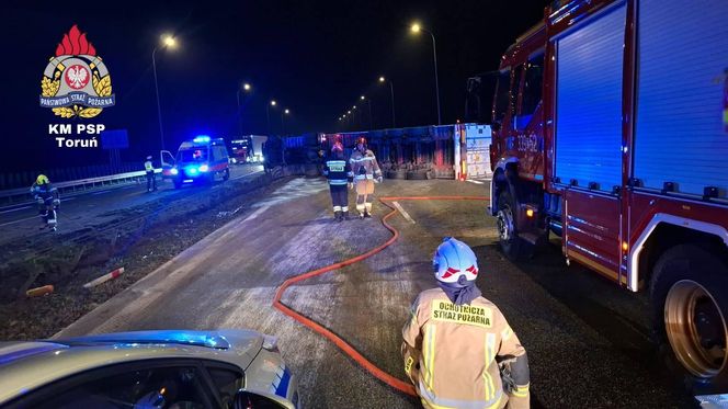 Ciężarówka przewrócił się na A1 w Nowym Dworze. Kierowca ranny, droga zablokowana!