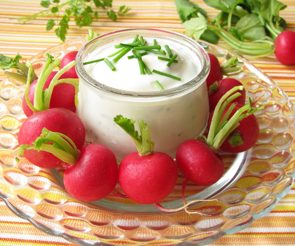 Jak zrobić prosty sos czosnkowy?