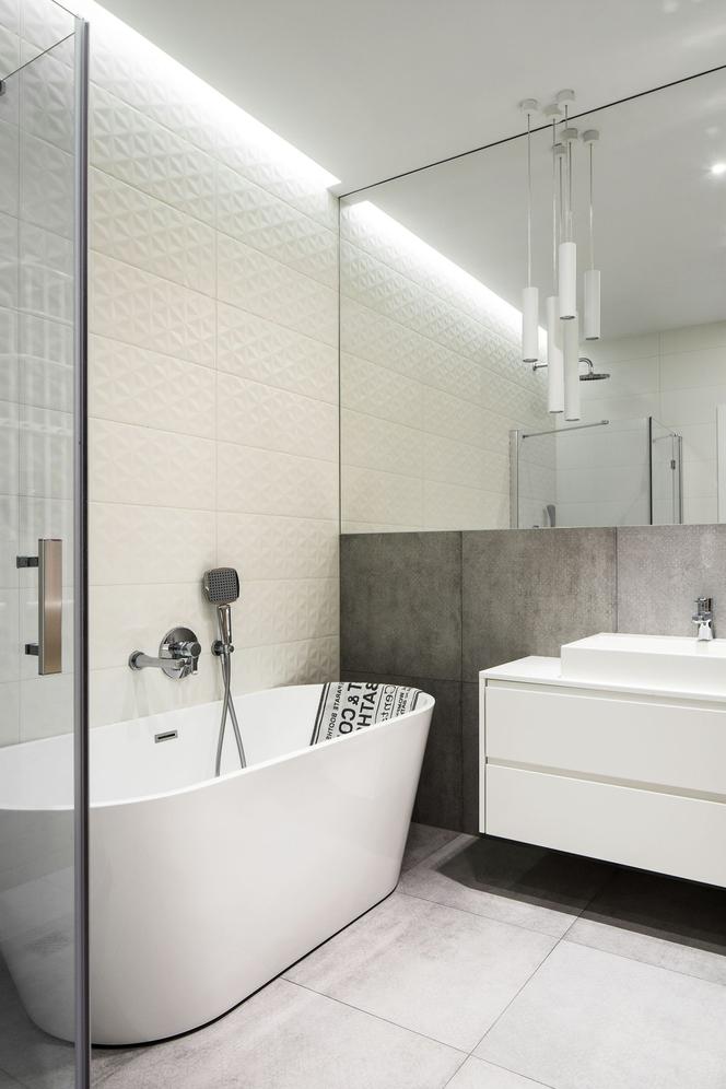 Szaro-biała łazienka z dużym lustrem