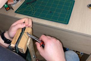 Przystojny policjant z Mazur ma niezwykłą pasję. Taka umiejętność w tych czasach to rzadkość!