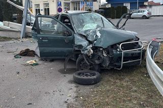 Kraksa kilku aut. 69-latek z dużą prędkością wyprzedzał sznur samochodów. Zdemolował bariery