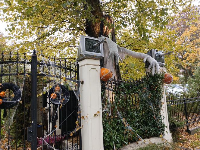 Willa na Jaśkowej Dolinie znów ozdobiona. Tym razem przechodniów zaskakują halloweenowe straszydła!