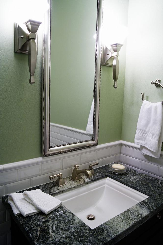 Zielona ściana w stylowej łazience