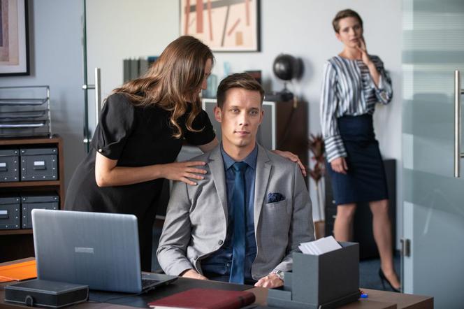 Na Wspólnej odcinek 2767, Darek (Marek Żbik), stażystka (Kamila Bujalska), Aneta (Dorota Krempa)