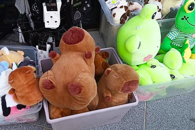 Wakacyjne pamiątki na straganach w nadmorskich kurortach