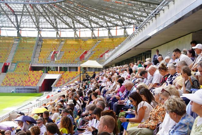 Kongres Świadków Jehowy Białystok 2024. Tłumy wiernych na Stadionie Miejskim