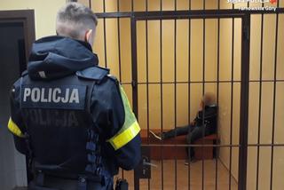 Tarnowskie Góry: Awantura w autobusie na A1. Mężczyzna szarpał zębami udo policjanta!