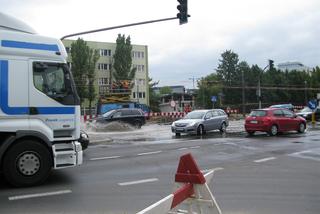 Warszawa: Awaria wodociągu. Powódź na ulicy Marynarskiej (GALERIA)