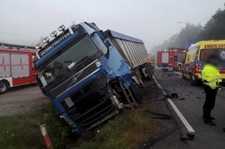 Śmiertelny wypadek w Ostrzeszowie! Trzyosobowa rodzina wjechała pod tira 