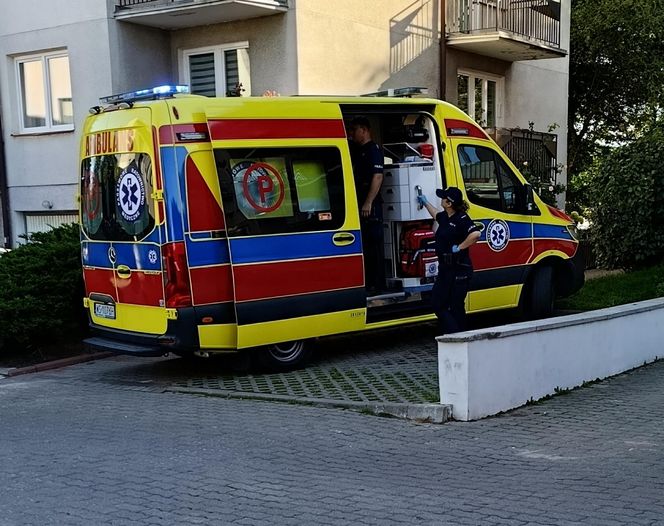 Niewiarygodne! 22-latek skoczył z drugiego piętra i uciekł do mieszkania. Co się stało w Siedlcach?