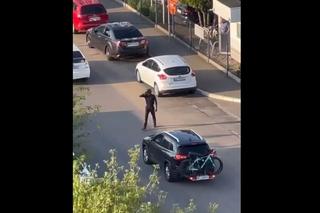 Zachowanie mężczyzny zostało nagrane przez mieszkańców osiedla 