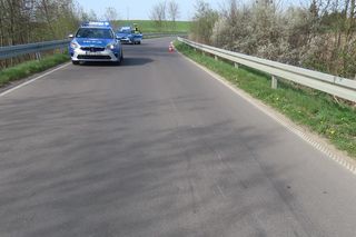 Dwoje nastolatków jechało elektryczną hulajnogą. Nie opanowali jej na zakręcie. Dziewczyna jest w ciężkim stanie