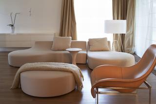 aranżacja salonu - biała sofa