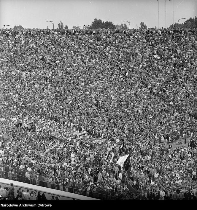 Stadion X-lecia. Pobyt papieża Jana Pawła II w Warszawie podczas II pielgrzymki do Polski w 1983 r.