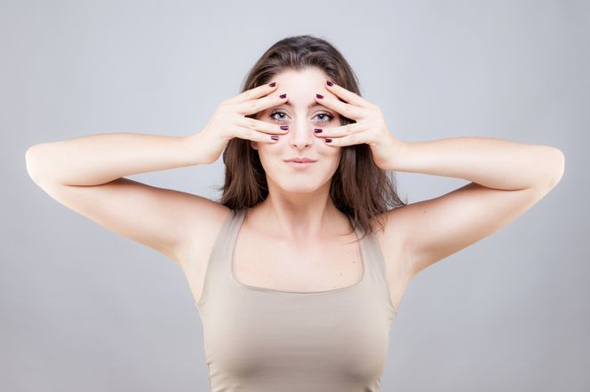 Gimnastyka twarzy (facefitness) – jakie daje efekty? Przykładowe ćwiczenia facefitness