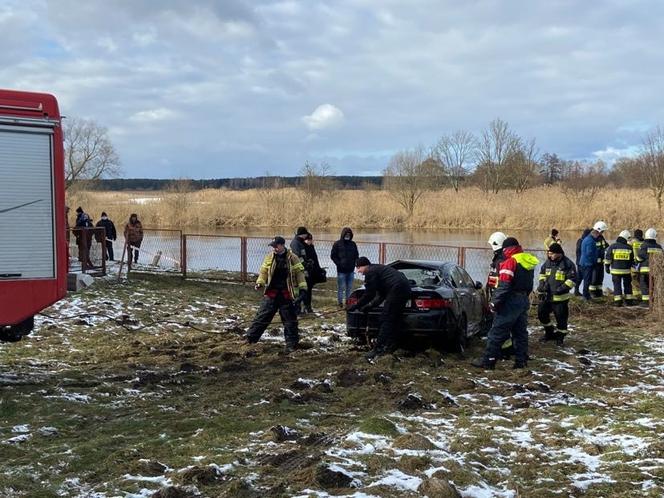 Tykocin. Wyciąganie hondy z rzeki