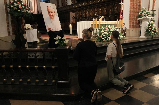 Msza święta w Warszawie za zmarłego papieża Franciszka. Archidiecezja warszawska podała nową datę