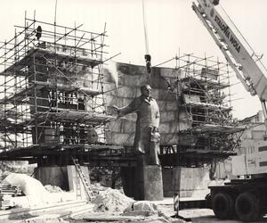 1979 , Budowa pomnika Bieruta.