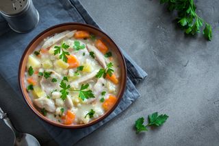 Lekka i zdrowa zupa na rosole, czyli jarzynowa z ryżem. Łatwy przepis na zupę ryżankę 