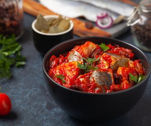 Śledzie po sułtańsku – wykwintny przepis z miodem i rodzynkami!