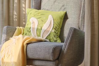 Gdzie kupić modne poszewki wielkanocne? Beżowe, kaszmirowe i wielokolorowe