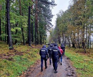 Zamknięte lasy, policjanci i żołnierze z długą bronią. Tak wygląda jedna z największych obław w historii Polski