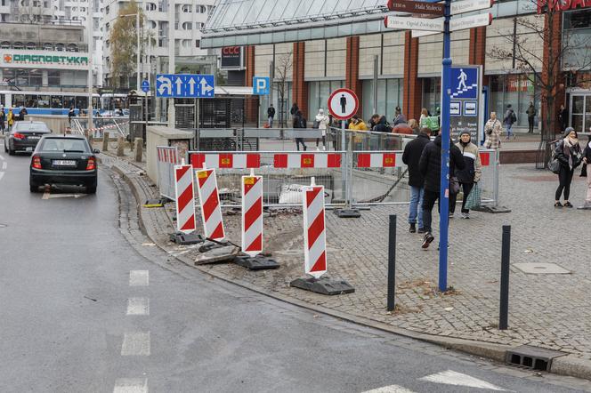 Autobus wjechał w przejście podziemne. Jedna osoba zginęła, trzy zostały ranne