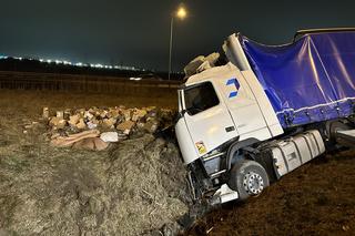  Groza na trasie S8. Zderzenie dwóch ciężarówek. Na jezdnie wysypały się kosmetyki!