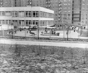 Przedszkole i plac zabaw. W tle blok mieszkalny, 1974