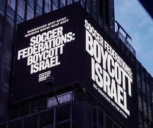 Domagają się wykluczenia Izraela z UEFA i FIFA! Wielkie bilbordy zawisły na Times Square