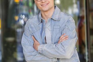 Michał Korkosz przed studiem TVN