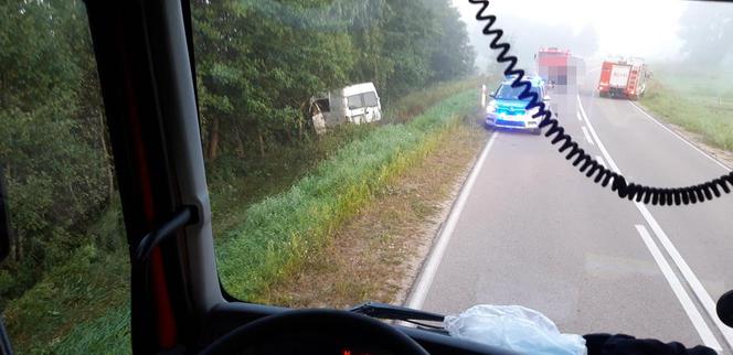 Jaczno. Groźny wypadek kierowcy busa. Mężczyzna uderzył autem w drzewo [ZDJĘCIA]