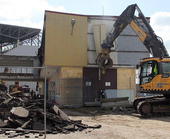 Rozbiórka trybuny na stadionie w Zabrzu