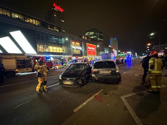 Totalny paraliż centrum Warszawy. 6 samochodów rozbitych, wraki blokują torowisko
