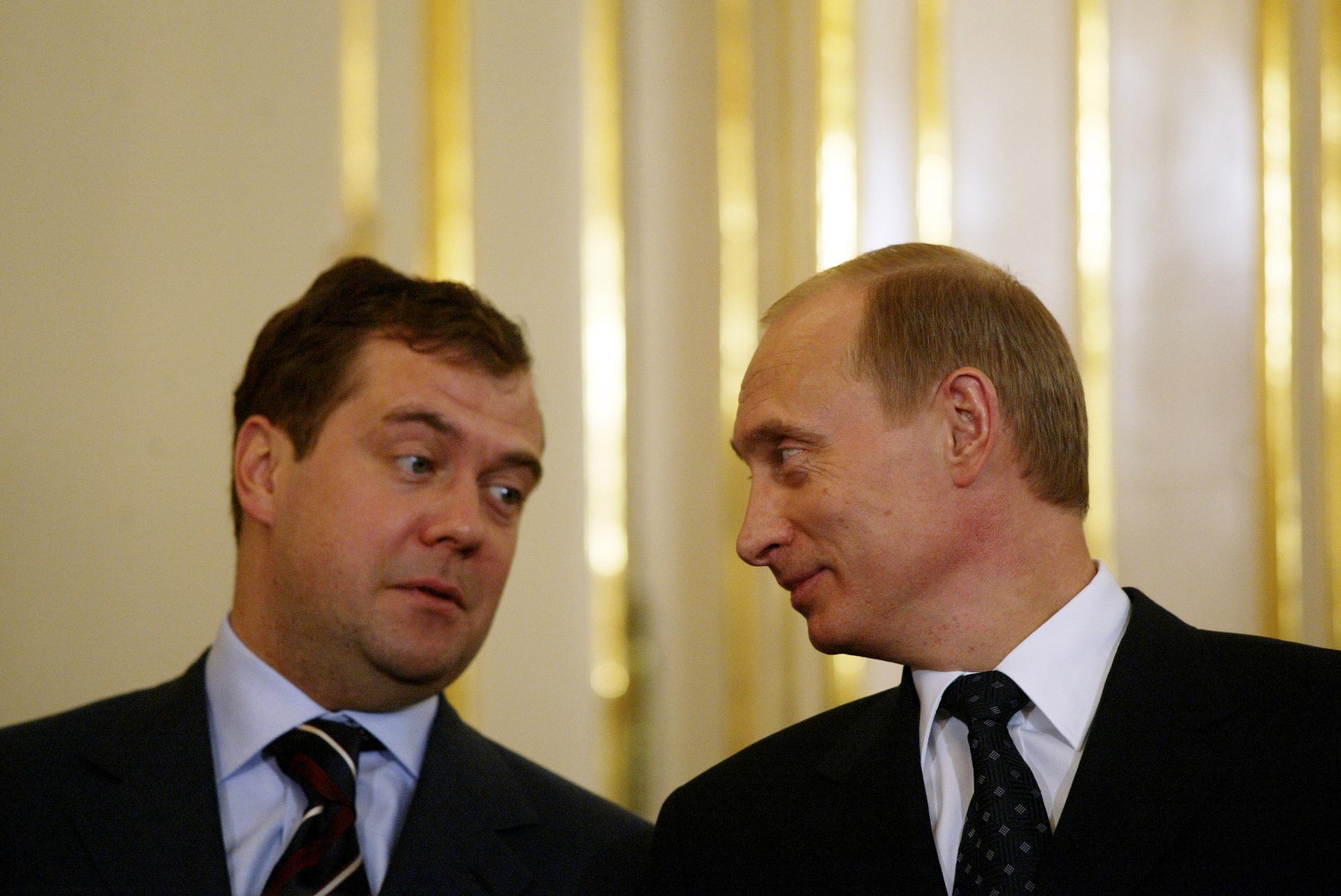 Путин и Медведев обнимаются