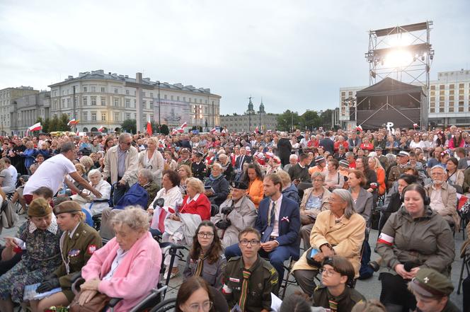 Warszawa śpiewała dla powstańców. "Jesteście naszą dumą!"