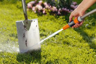 Zabezpieczenie narzędzi ogrodniczych przed zimą: czym czyścić i konserwować?
