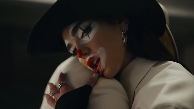 Dua Lipa została klaunem. Ta piosenka będzie hitem wakacji 2021!